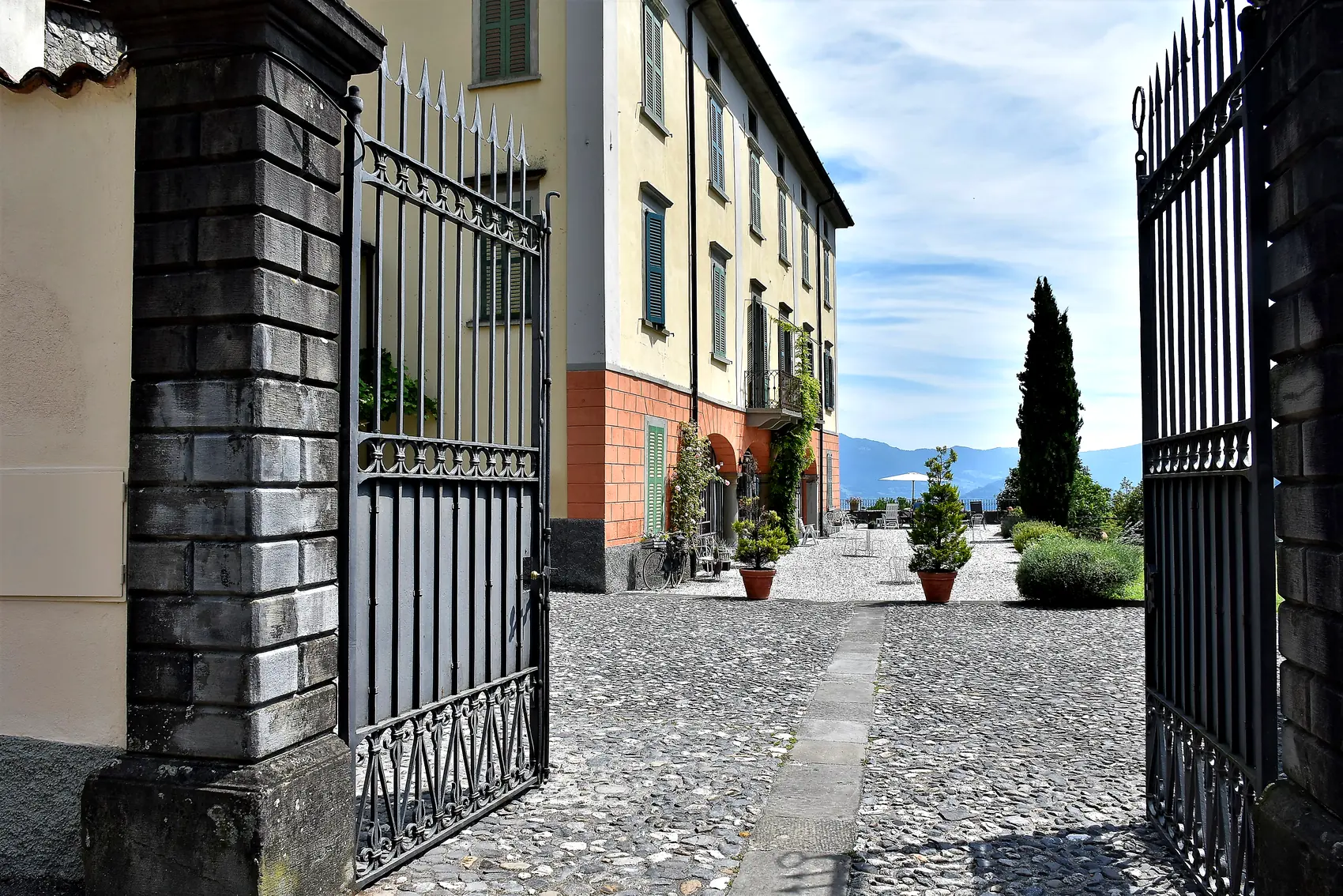 The entrance gate, with the house and the lake at the end of the drive